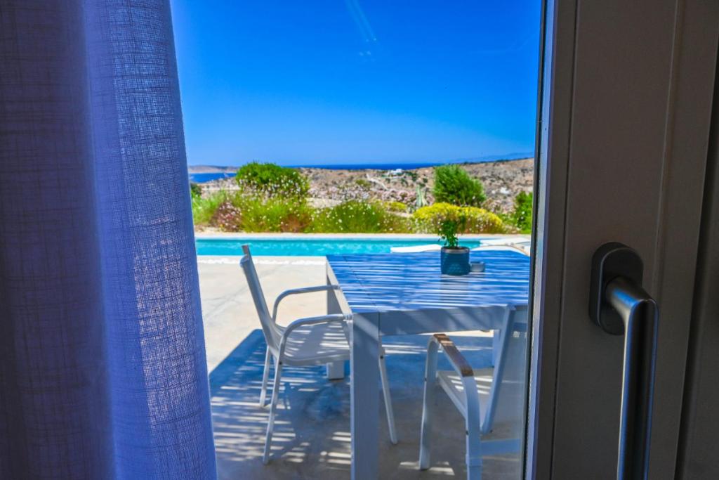Schinoza Luxury Suites photo