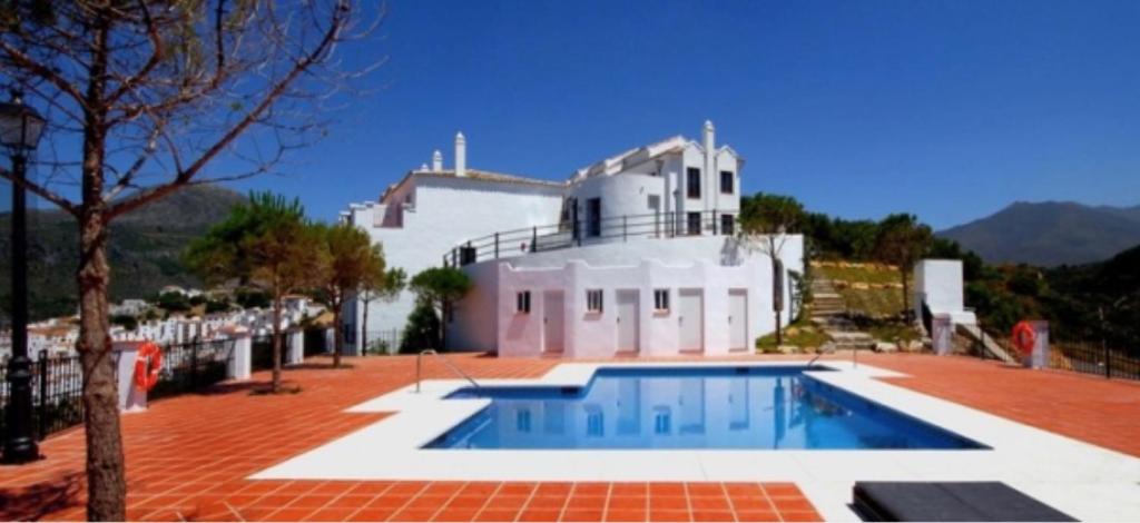 Stylish 3 bed house 2 bathrooms, with patio, roof terrace and communal pool 5 minutes away from the beautiful Spanish white village of Casares Pueblo and only 20 mins from the sea - 3