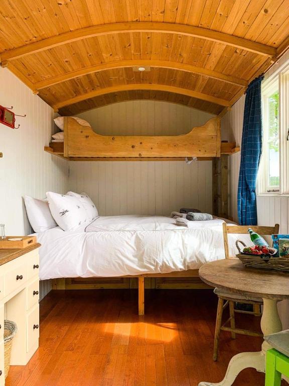 Secluded Shepherd's Hut, Rake photo 2