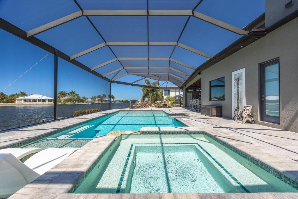 Gulf Access, Heated Salt Water Pool, Kayaks - Villa Surfside Escape - Roelens Vacations, Cape Coral