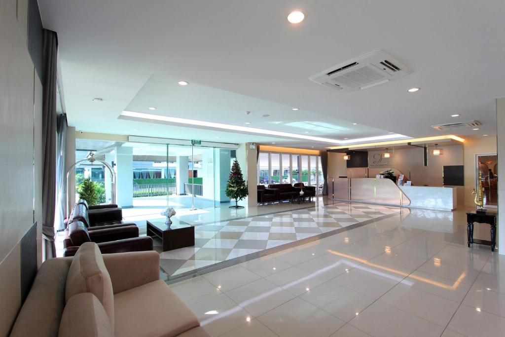 Lobby, The Leisure Hotel in Samut Prakan