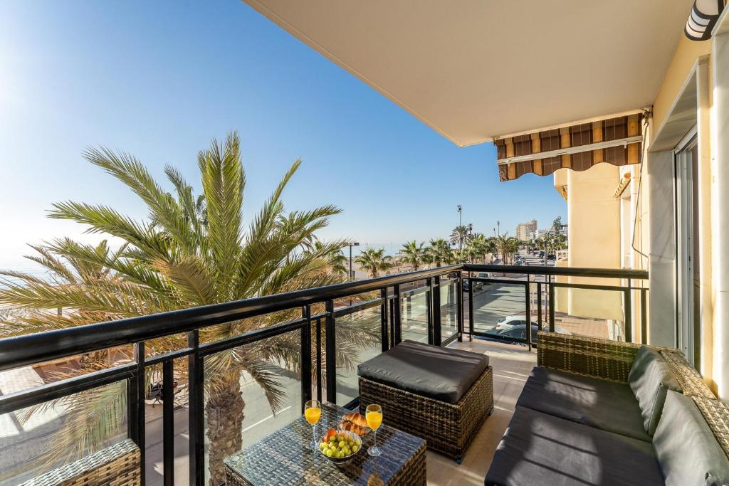 Superb Location Beachfront , 3 bed with terrace, Fuengirola