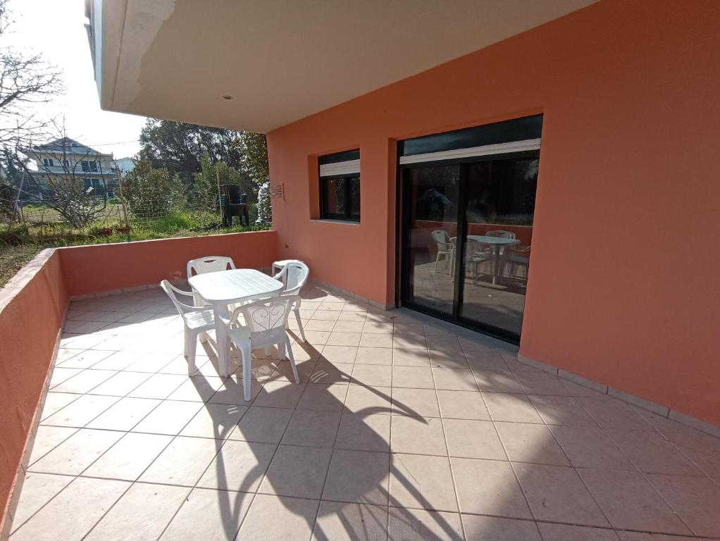 Little Ema, Nea Kallikratia