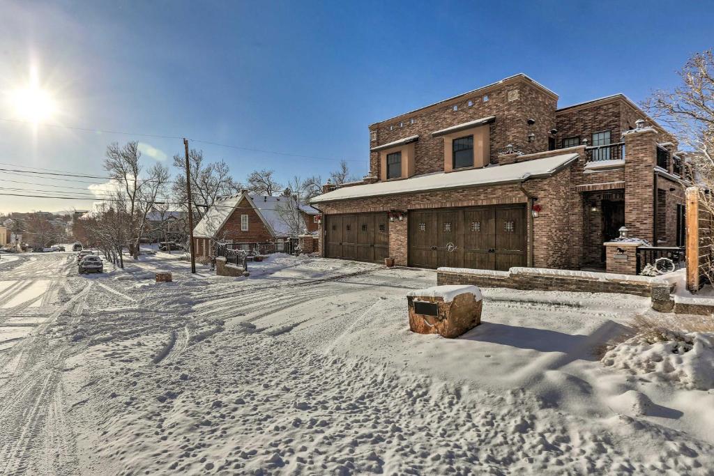 half Mi to Dtwn Golden Gem with Patios!, Golden