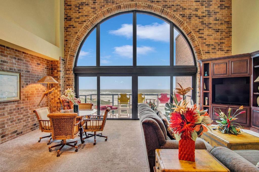 Elegance on the open water Beautiful Split Level Penthouse has Panoramic Vews of the Gulf Coast, Port Aransas