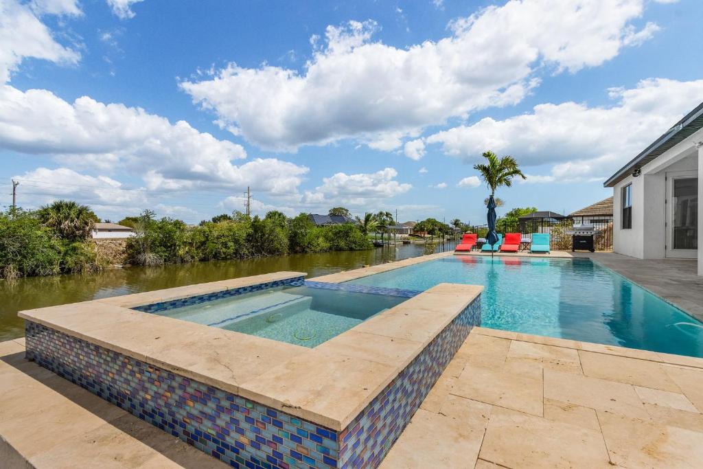 Gulf access, Heated Salt Water Pool & Kayaks - Villa Adventure Cove - Roelens Vacations, Cape Coral