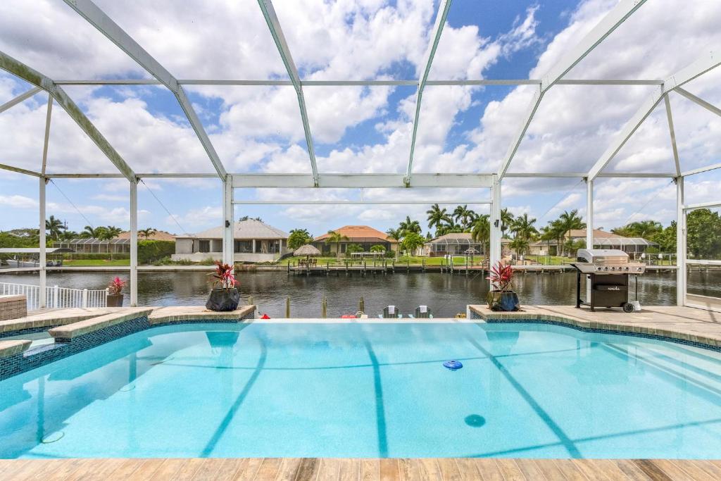 Heated Infinity Pool, Gulf Access, Pool table, sleeps 22 - Cape Coral Dolphins - Roelens Vacations, Cape Coral