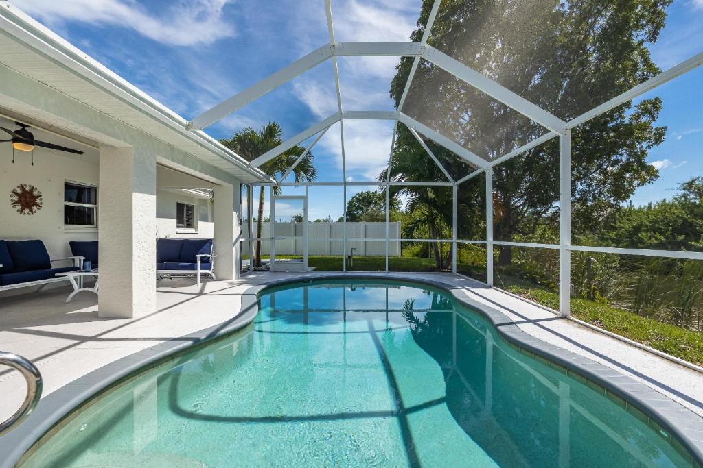 Heated Pool, Waterfront, Quiet, restaurants, beaches, sleeps 6-Villa Cape Haven, Matlacha