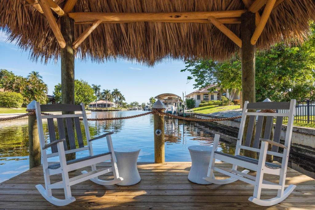 Private Pool with Direct Gulf Access, Kayaks, & Pool Table Villa Carpe Diem Roelens, Cape Coral