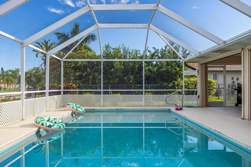 Heated Pool, Beautiful Sunsets - Villa Made in Heaven - Roelens Vacations, Cape Coral