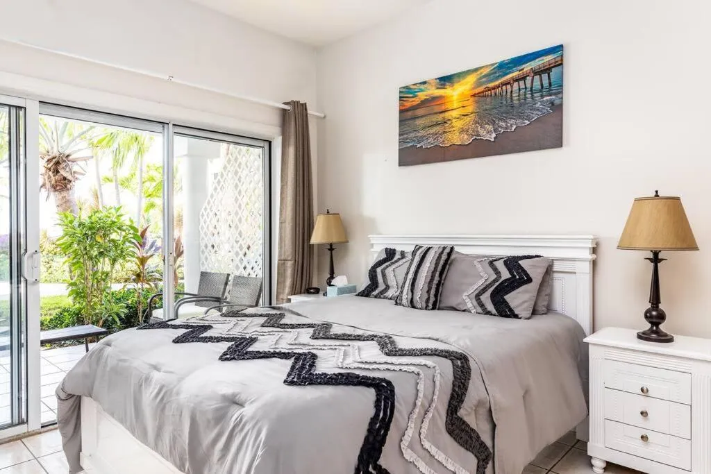 Shore to Please - Large Studio Condo, hotel v destinaci Turtle Cove