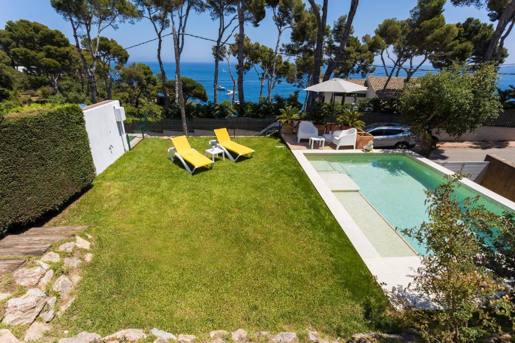 Luxury villa in front of the beach ALBA - 1