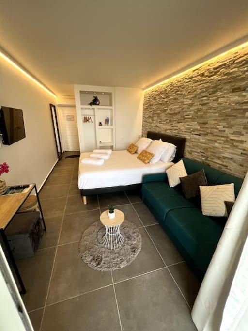 The Grey Rocks Studio, Le Diamant