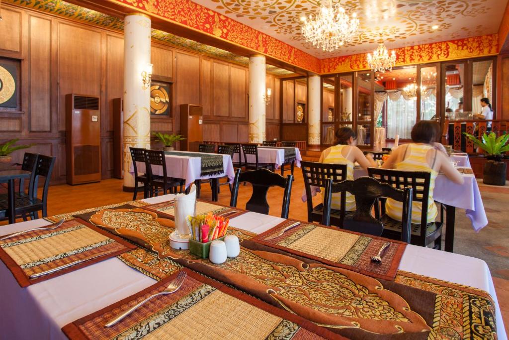 Restaurant, Royal Phawadee Village Patong Beach Hotel in Phuket