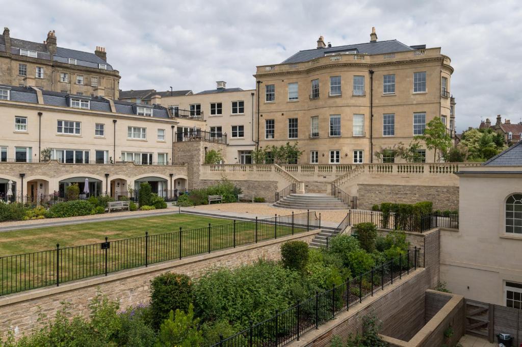 Bath Penthouse with amazing views and lift access, Bath
