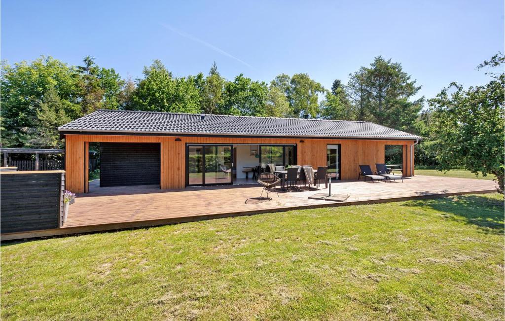 Lovely Home In Grenaa With Wifi, Brøndstrup