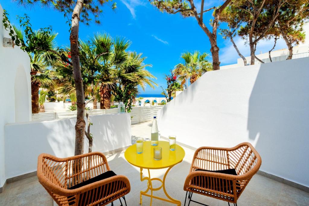 Sigalas Beach Hotel — Hotel building in Kamari, South Aegean