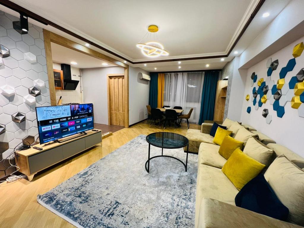 Middle of Center with Jacuzzi + 2 Bathroom + 3bedroom by Republic square on Amiryan Street, Jerevan