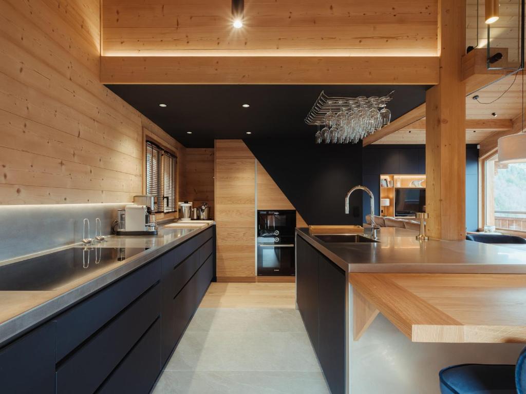 Chalet 5★, 10 pers, spa extérieur & sauna, à 230m des pistes - FR-1-304-282 - 3