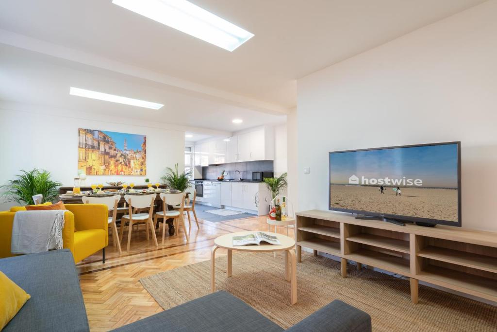 Host Wise - Spacious Fresh Flat w Terrace - Near Sea, Espinho