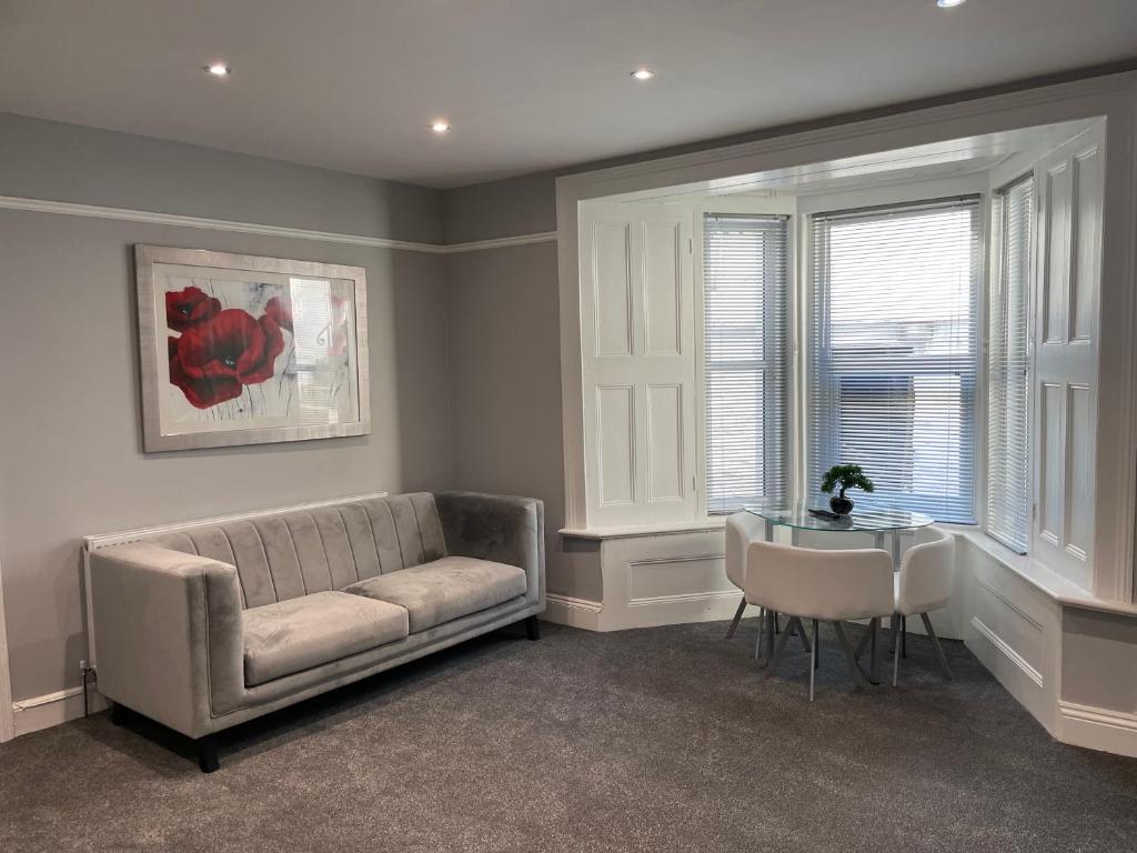 Large 1 Bedroom Flat With Private Parking, Plymouth