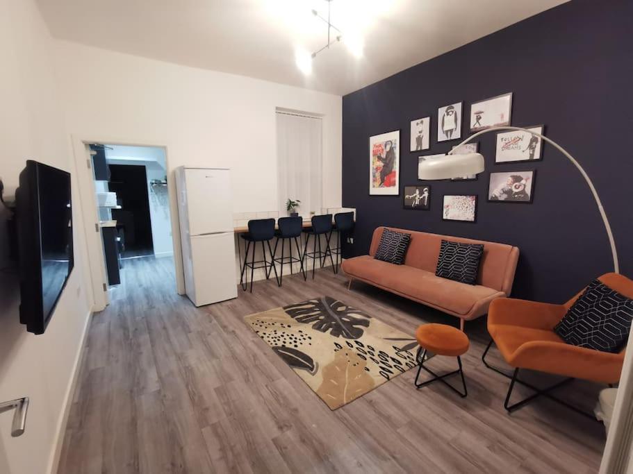 6 bedroom 6 Ensuite 1 min to M6 Jct 9 15 min to Bham, Wednesbury