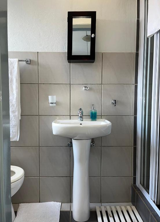 Centurion Fully furnished lock up&go 1 bedroom apartment photo