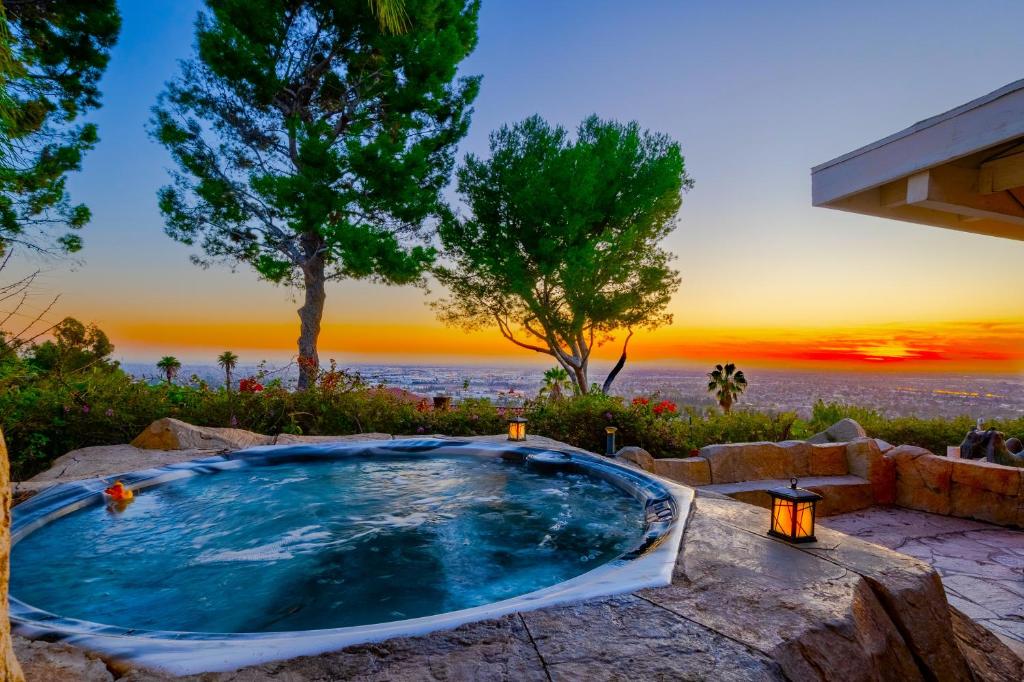 Spectacular Home with Breath Taking Views of Los Angeles, Heated or Cold outdoor Jacuzzi & Waterfall