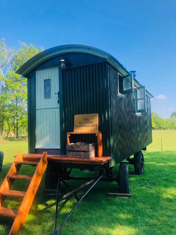 The Big Green Shepherds Hut, Charlwood