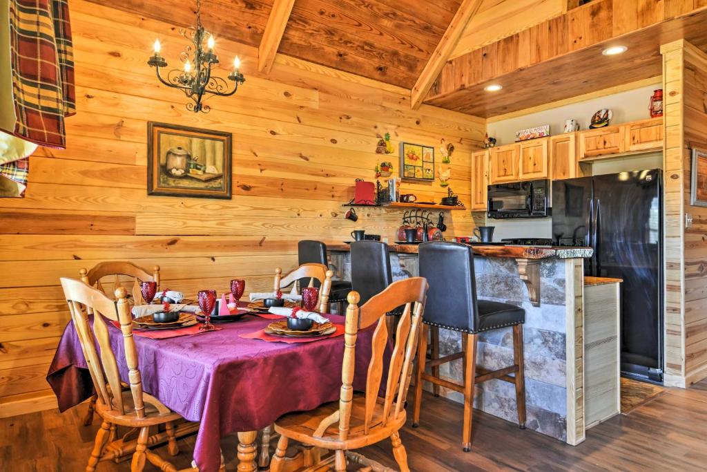 2 Mi to Lake Hamilton Log Cabin with Cozy Loft 전경