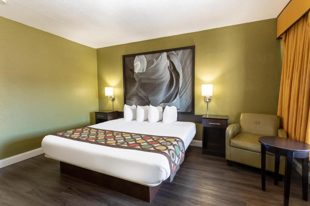 Super 8 By Wyndham Conference Center Nau/Downtown photo