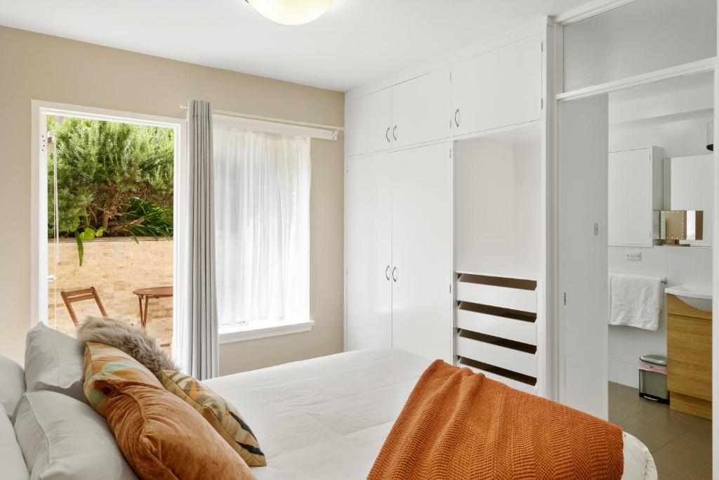 King Bed, Water Views, Private Parking, Courtyard Living in the Heart of Sandy Bay photo