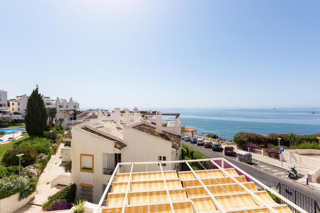 UrbanChicMalaga Sea View All Year Pool 10m from Beach and Shops in Torremuelle, Benalmádena