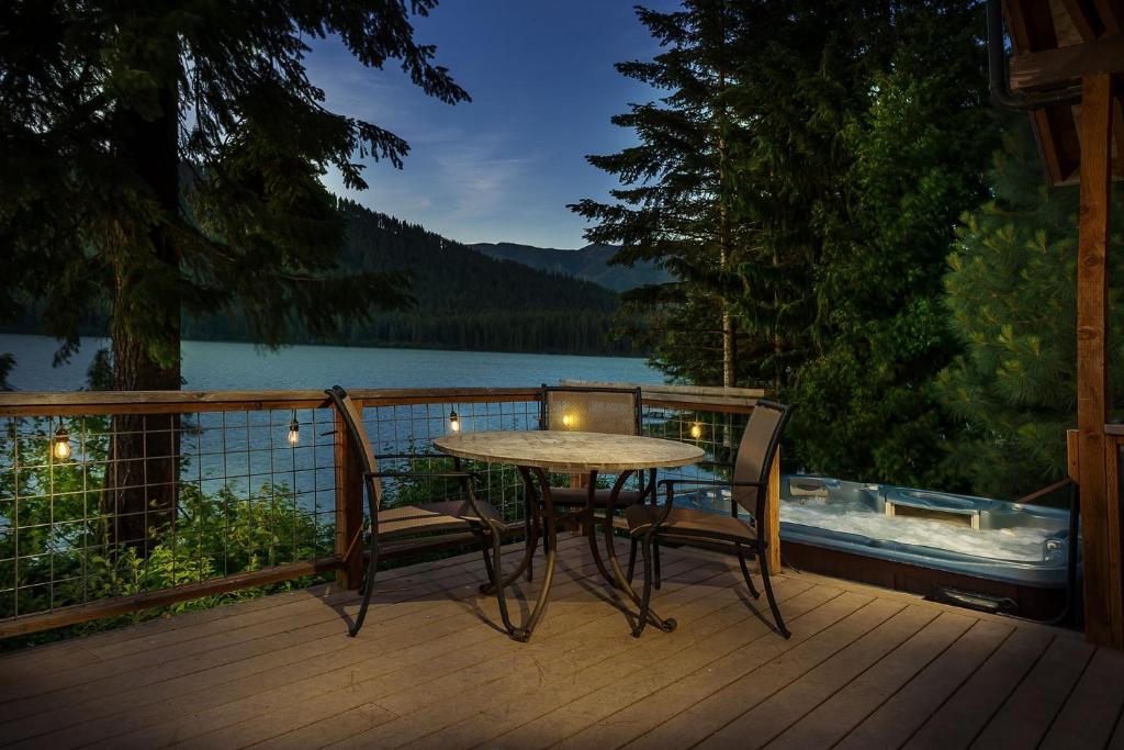 Journey's End on Fish Lake by NW Comfy Cabins, Leavenworth