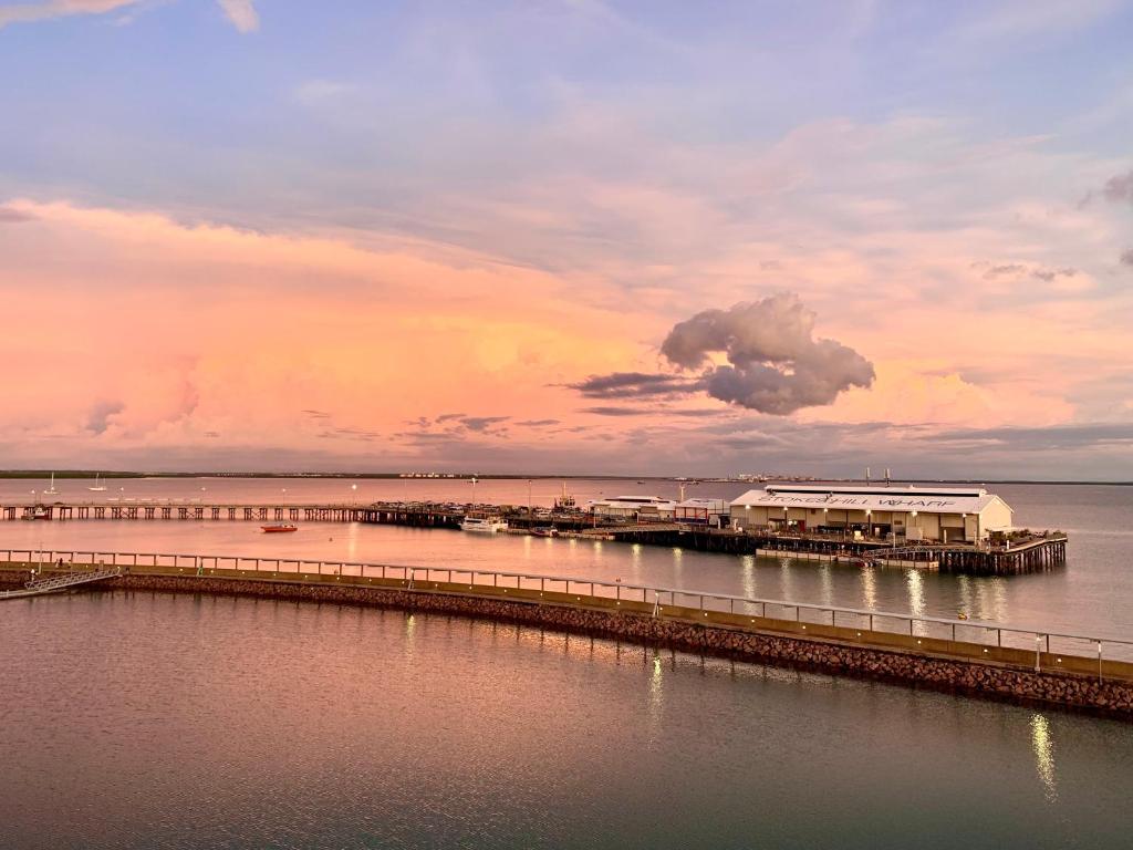 Absolute Waterfront - Tropical Sunrise Apartment Over The Water — Hotel in Darwin