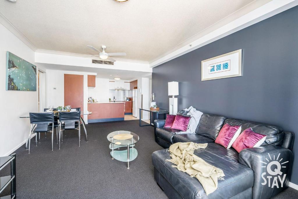 2 Bedroom 1 Bathroom Apartment - Centre of Surfers Paradise, Chevron Renaissance photo