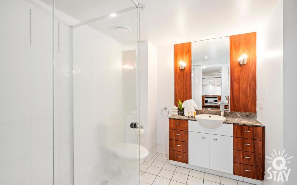 2 Bedroom 1 Bathroom Apartment - Centre of Surfers Paradise, Chevron Renaissance photo