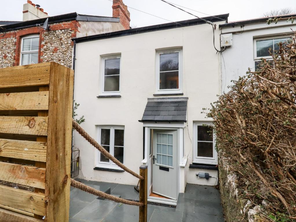 Beach Road House, Ilfracombe - dog-friendly whole-house holiday rental in North Devon