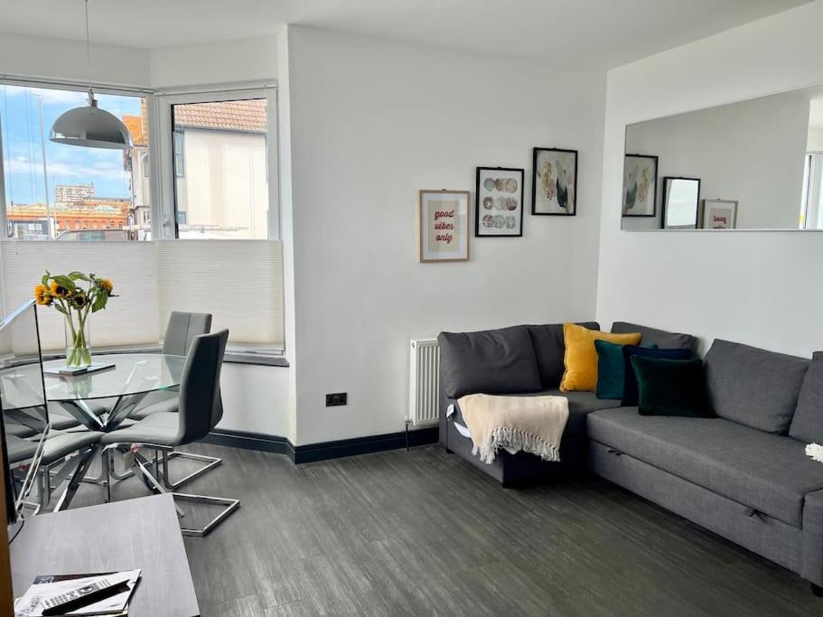 The Seafront Apartment - Westbrook Bay Beach - By Goldex Coastal Breaks, Kent