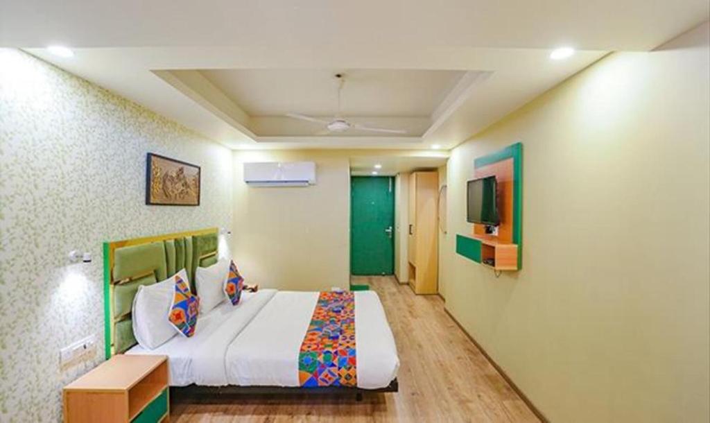 OYO Townhouse 1107 Hotel Aerosky Grand Near Dwarka Sector 21 Metro Station photo