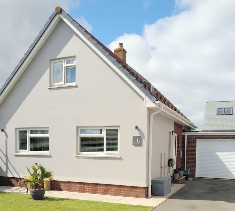 A Pebbles Throw - 300m from the beach., Westward Ho
