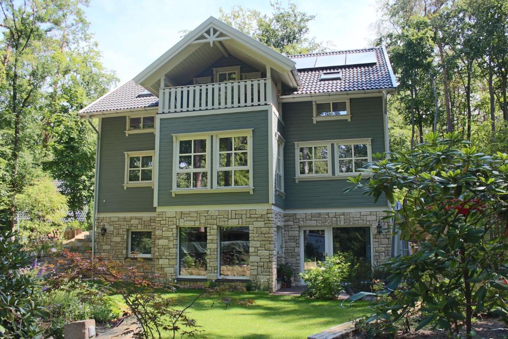 Moderne Wohnung im skandinavischen Stil am Waldrand