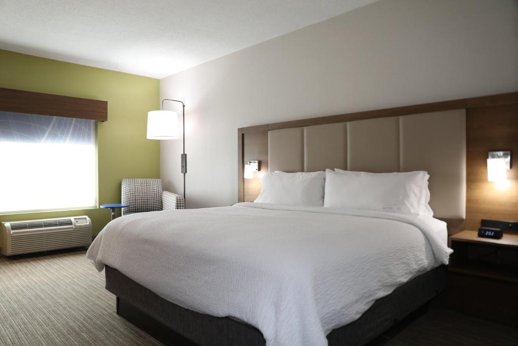Holiday Inn Express Hotel & Suites Albuquerque Airport By IHG
