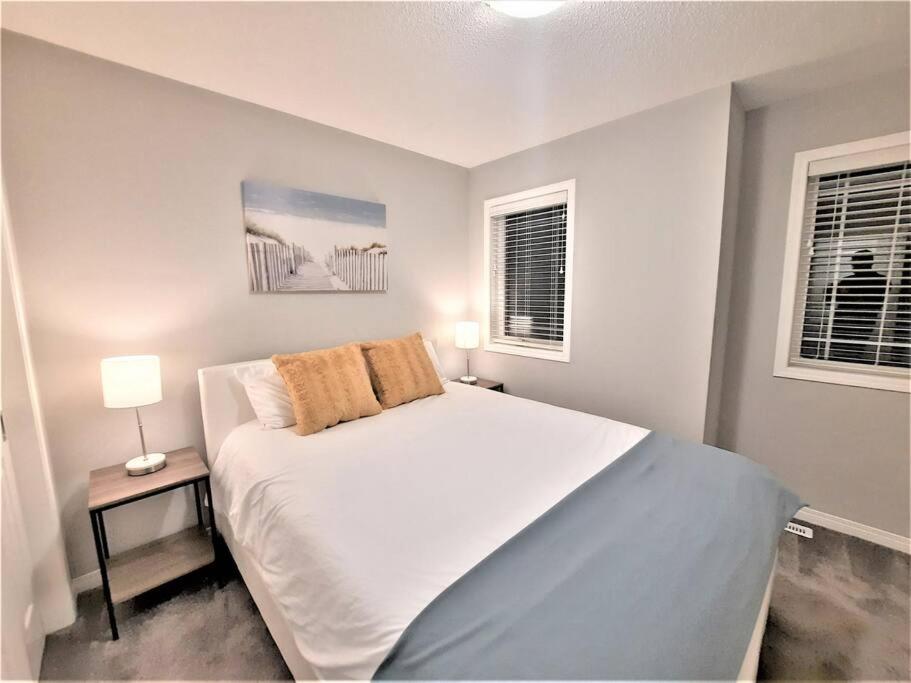 Elegant Getaway by Park 2xGarage, Calgary