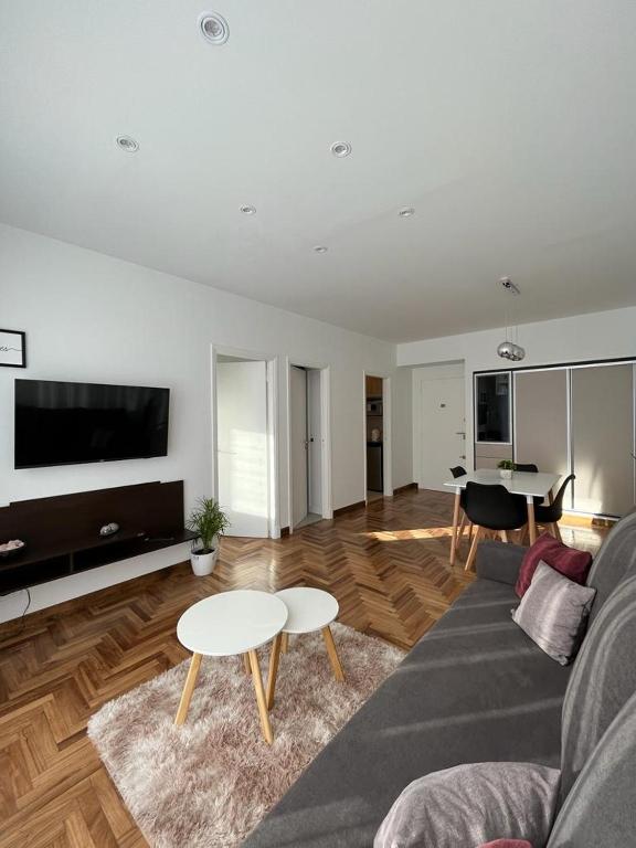 IMPECABLE DEPARTAMENTO. PLAZA COLON CON BALCON A LA CALLE - 3