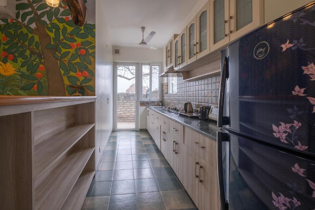 StayVista at The Hideout Farms의 평화로운 잔디밭 전경