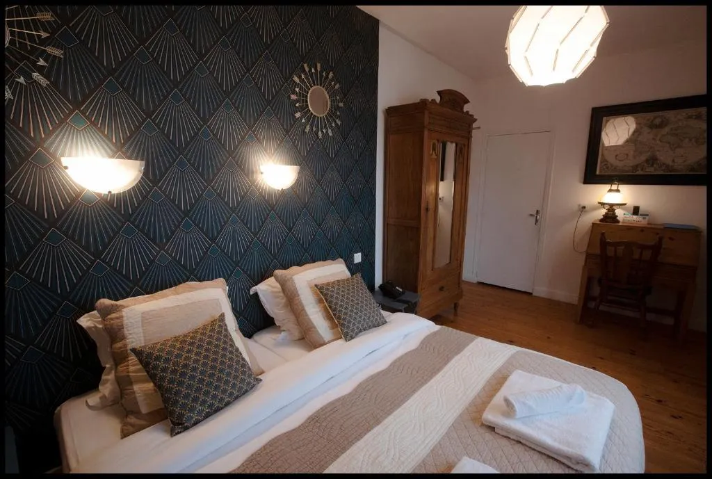 LOGIS HOTEL BELLEVUE RESTAURANT LA POMME d'OR，位于Coucy-le-Château-Auffrique的酒店
