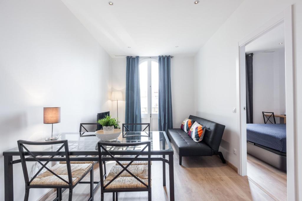 Bright Apartment with Balconies 34 - 2