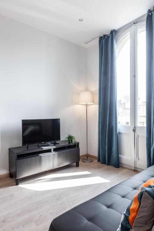 Bright Apartment with Balconies 34 - 3