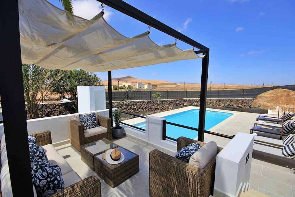 No 2. Stunning 4-Bedroom Villa with Large Pool - 3
